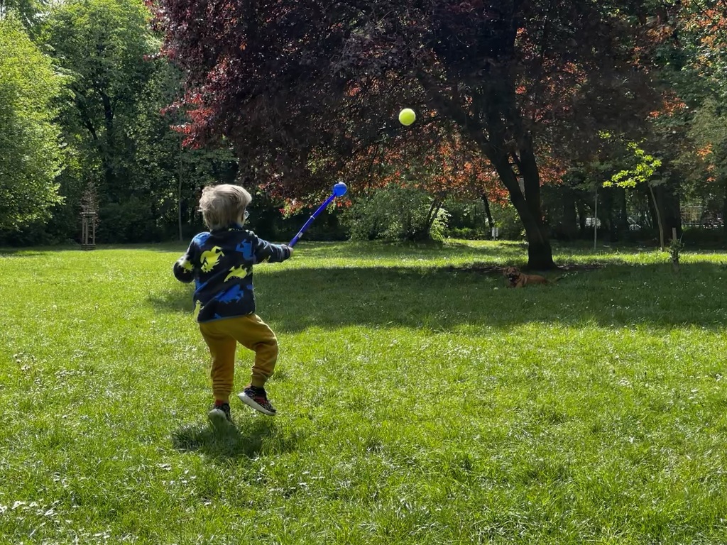 Viki rzuca piłeczkę kompletnie niezainteresowanej bieganiem Rudej