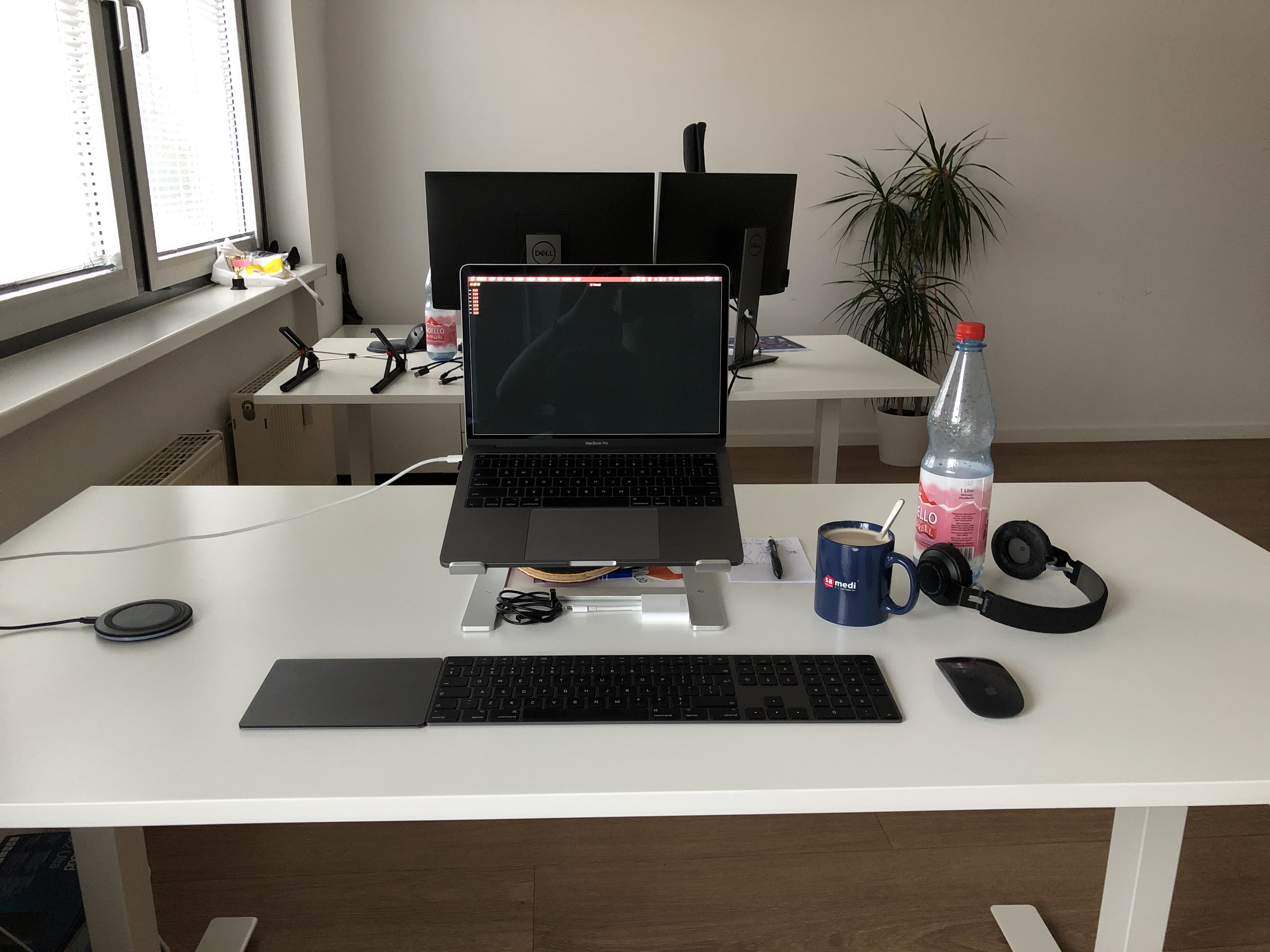 W samedi byłem jednym z nielicznych korzystających z Macbooka. Tego modelu naprawdę nie lubiłem--beznadziejna klawiatura, powolność, grzanie się, eh... Przynajmniej przycisk esc miałem.