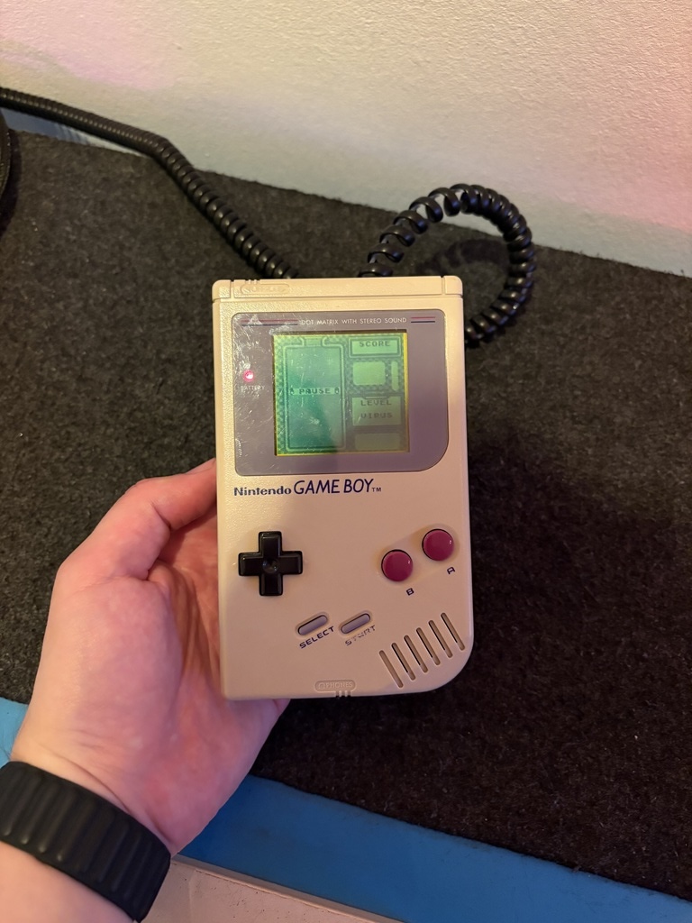 W maju z dobrym kumplem poszliśmy na GrafanaCON i przy okazji wdepnęliśmy do muzeum technologii, gdzie znalazłem GameBoya jakiego miałem w dzieciństwie!