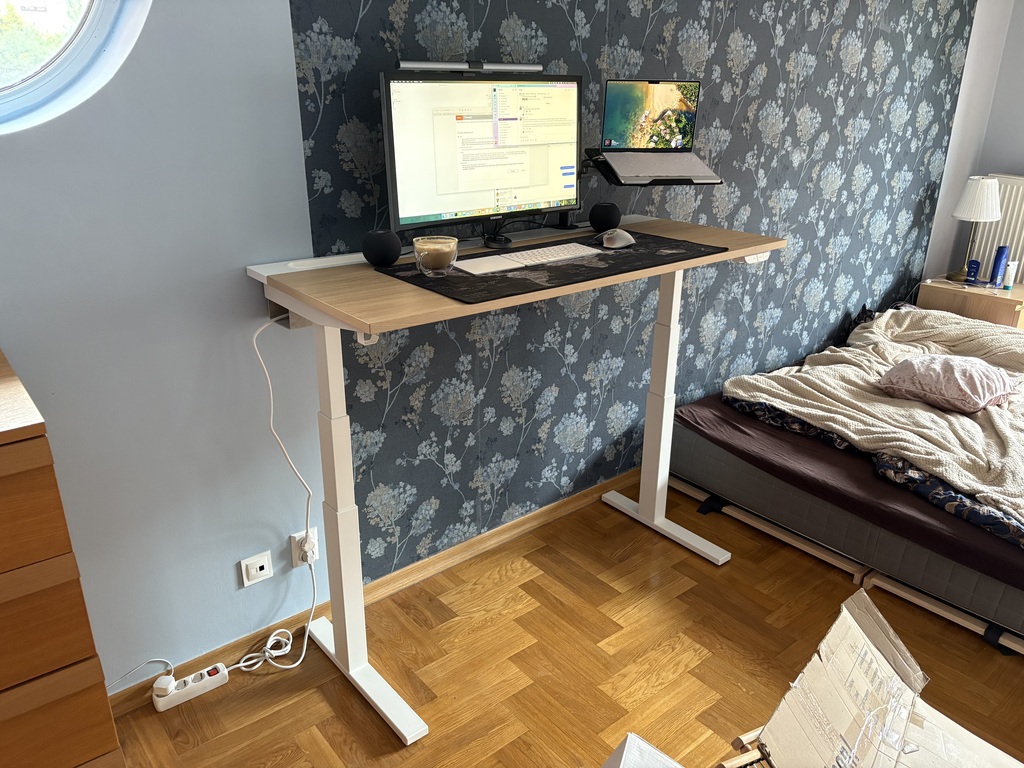 Przy okazji przenosin sprawiłem sobie nowe biurko, polecam